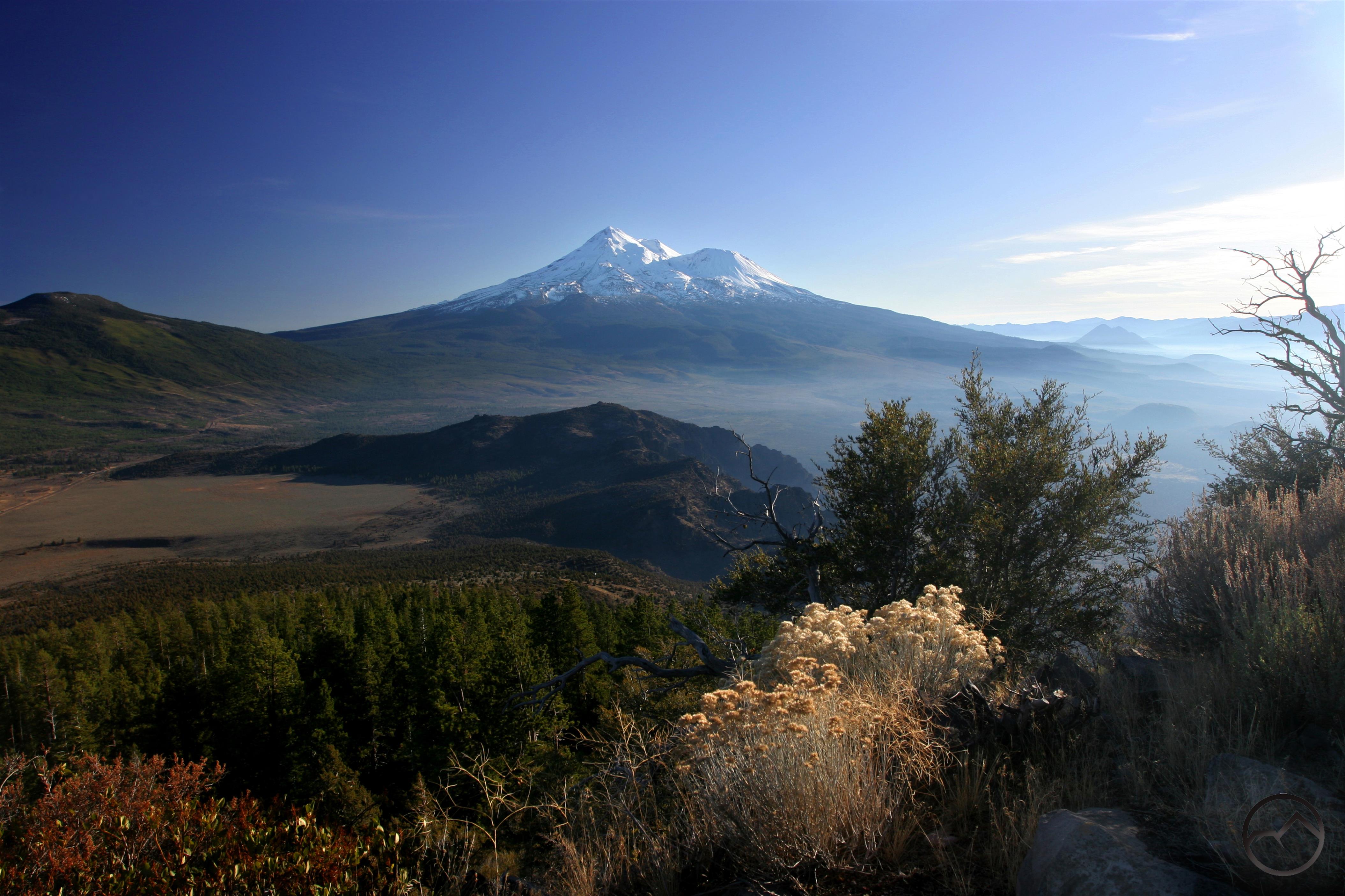 B c mountains. Гора Шаста Калифорния. Вулкан Шаста. Гора Шаста (Mount Shasta). Гора Шаста в Калифорнии фото.